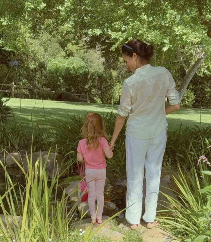 Os filhos de Meghan Markle travam seu novo vídeo, mas as pessoas descobrem detalhes estranhos que podem provar que é tudo "Encenado"