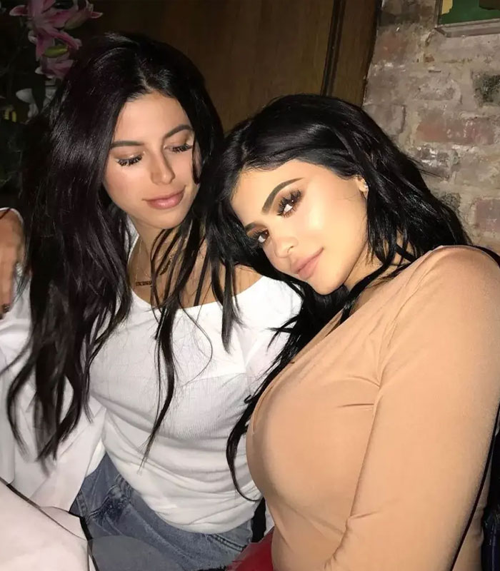 Duas mulheres posando dentro de casa, uma com blusa branca e outra com blusa bege, relataram a demissão da ex-assistente de Kylie Jenner. Duas mulheres posando dentro de casa, uma com blusa branca e outra com blusa bege, relataram a demissão da ex-assistente de Kylie Jenner.