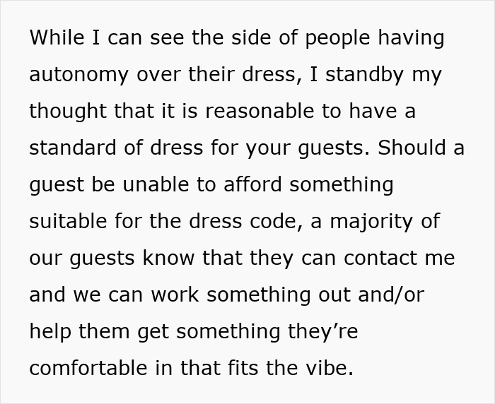 Texto sobre o código de vestimenta dos convidados e como ajudar os convidados a encontrar vestidos adequados para os padrões do código de vestimenta de casamento.