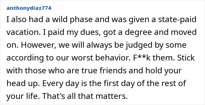 Lembra-se da viral 'Mugshot Beauty'? Esta é a aparência dela 13 anos depois, ao revelar um passado sombrio