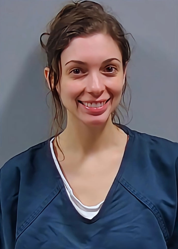 Mulher sorridente da Flórida com uniforme de prisão azul marinho após ser presa por filmar atos perturbadores em Airbnbs. Mulher sorridente da Flórida com uniforme de prisão azul marinho após ser presa por filmar atos perturbadores em Airbnbs.