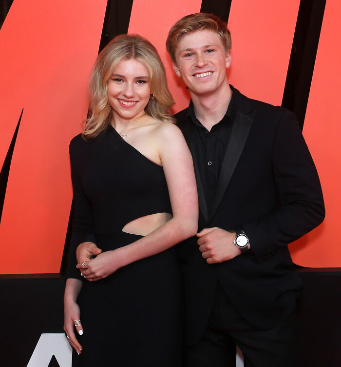 Robert Irwin e a suposta nova namorada sorrindo juntos em um evento formal, provocando reações acaloradas.