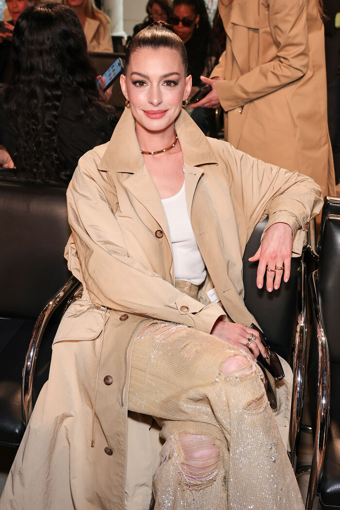 A aparição de Anne Hathaway no Oscar provoca reações selvagens enquanto os fãs percebem algo estranho