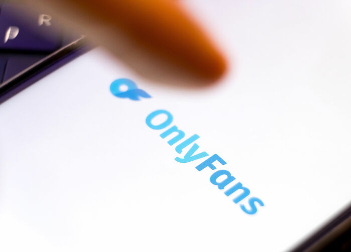 "Semana sem conteúdo como homenagem": Criador da plataforma de entretenimento adulto mais lucrativa do mundo morre aos 43 anos, provocando reações acaloradas