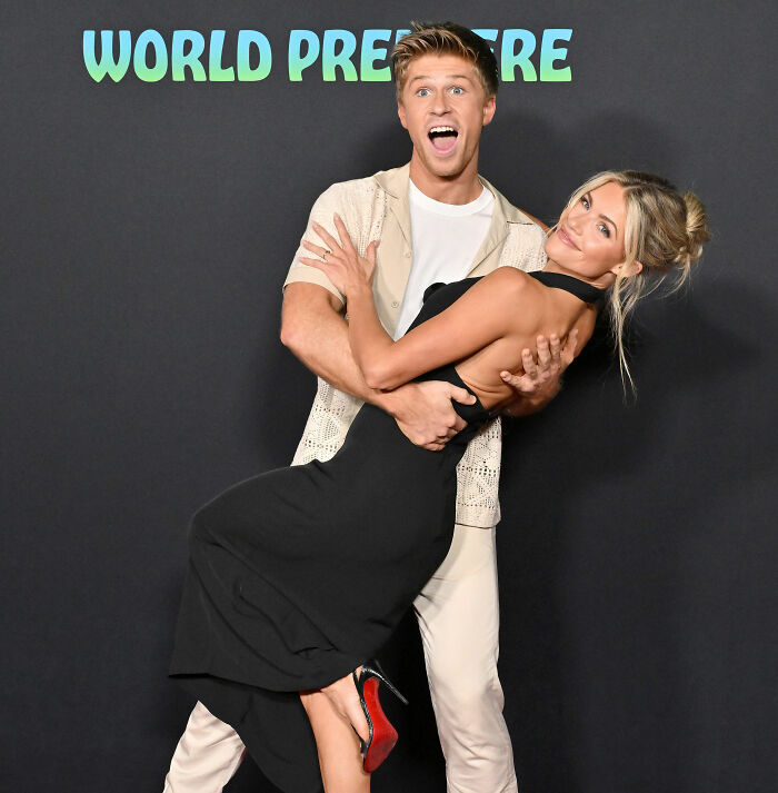 Robert Irwin posando com sua suposta nova namorada em um evento de estreia mundial, provocando reações acaloradas.