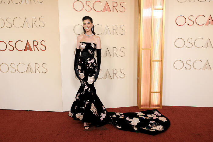 A aparição de Anne Hathaway no Oscar provoca reações selvagens enquanto os fãs percebem algo estranho
