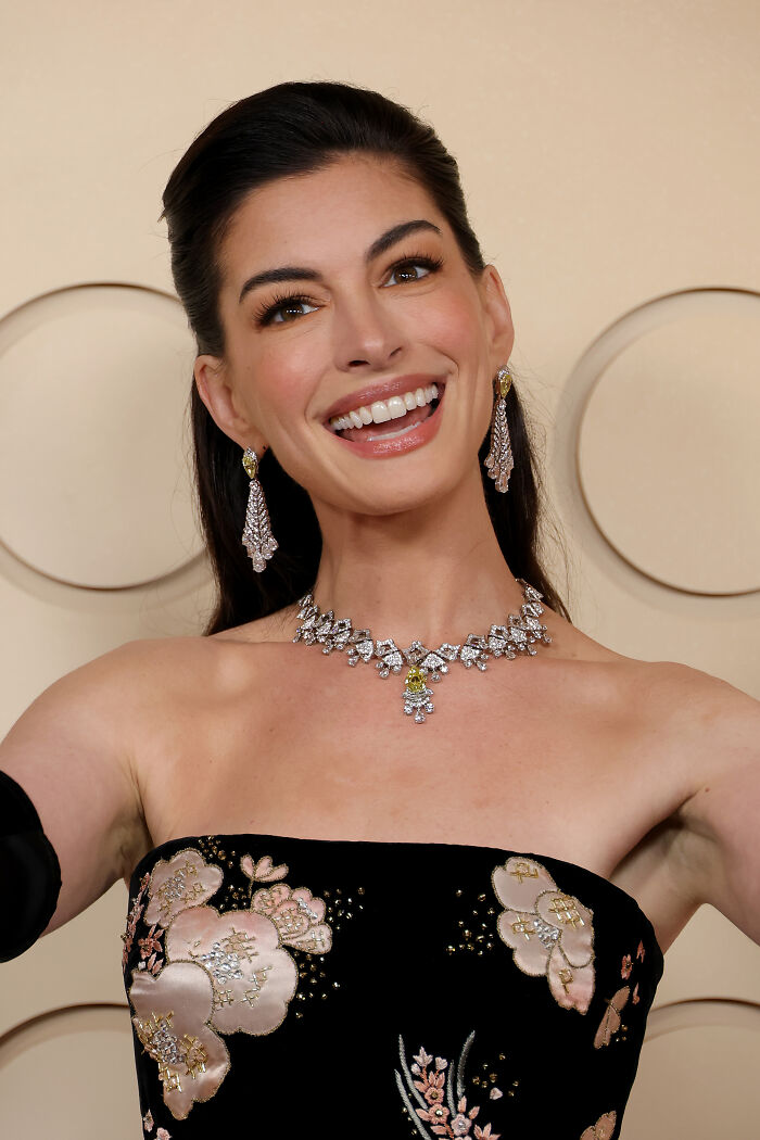 A aparição de Anne Hathaway no Oscar provoca reações selvagens enquanto os fãs percebem algo estranho