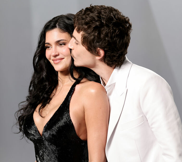 "Watch His Face": Fans Claim This Was The Exact Moment Timothée Chalamet Realized 'The Kardashian Curse' Is Real