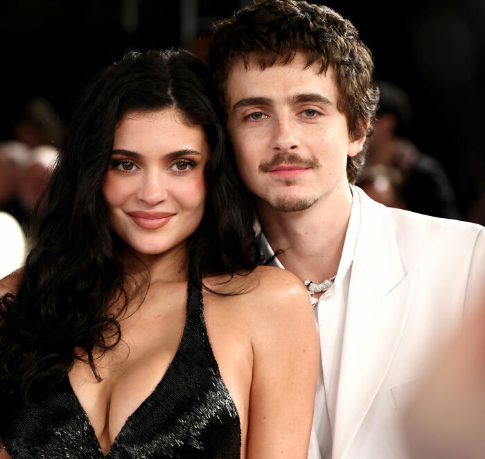 "Watch His Face": Fans Claim This Was The Exact Moment Timothée Chalamet Realized 'The Kardashian Curse' Is Real