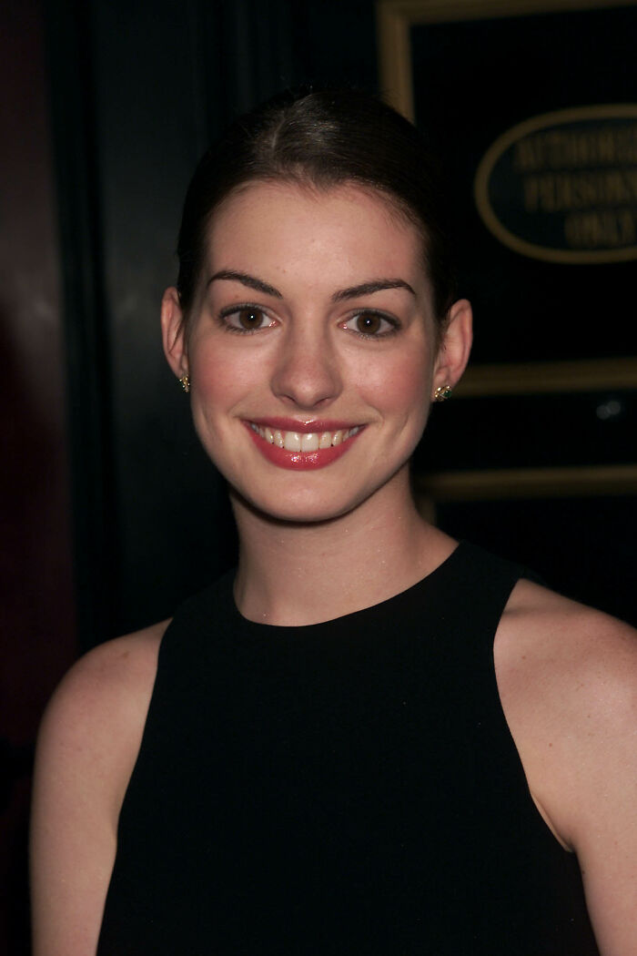 A aparição de Anne Hathaway no Oscar provoca reações selvagens enquanto os fãs percebem algo estranho
