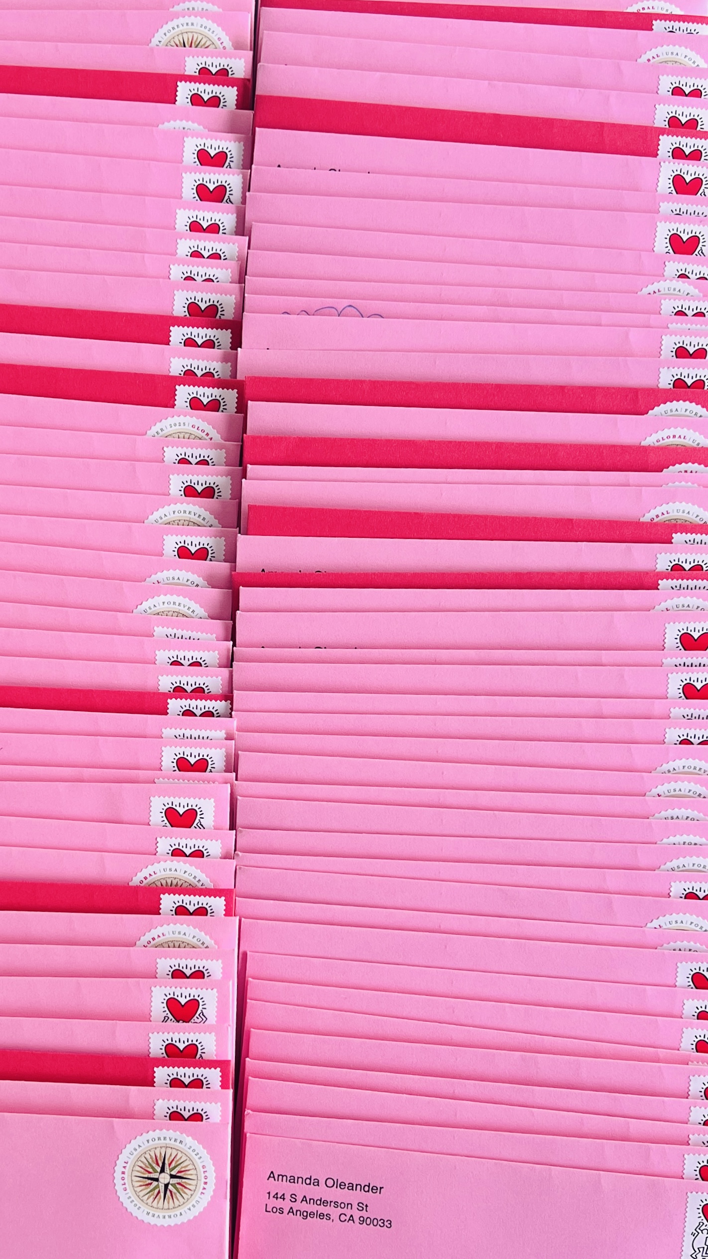 Através de cartas manuscritas, um artista está criando uma onda de amor em todo o mundo