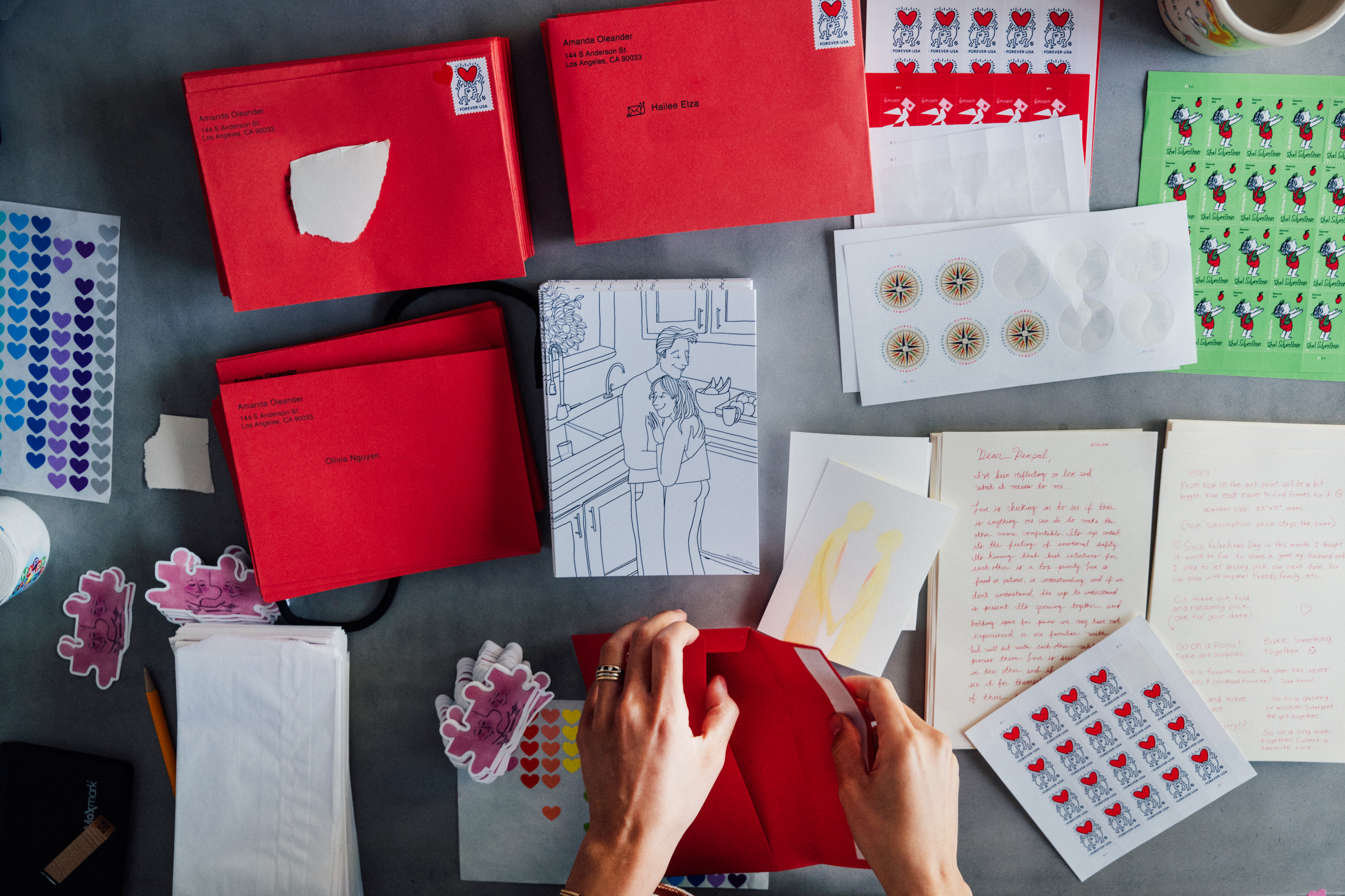 Através de cartas manuscritas, um artista está criando uma onda de amor em todo o mundo