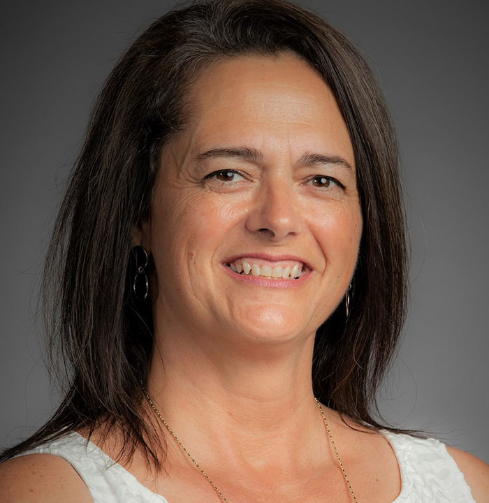 Especialista em aviação posando com cabelos escuros, vestindo uma blusa branca, discutindo as teorias do acidente da Air Canada LaGuardia. Especialista em aviação posando com cabelos escuros, vestindo uma blusa branca, discutindo as teorias do acidente da Air Canada LaGuardia.