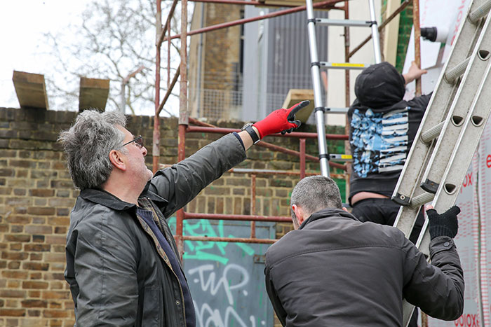 Fãs de Banksy convencidos de que sua arte cairá em valor depois que uma investigação bombástica desmascarou sua verdadeira identidade