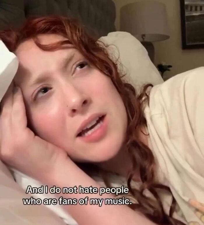 Chappell Roan falando na cama discutindo ser banido do festival após incidente do segurança com a filha de Jude Law.