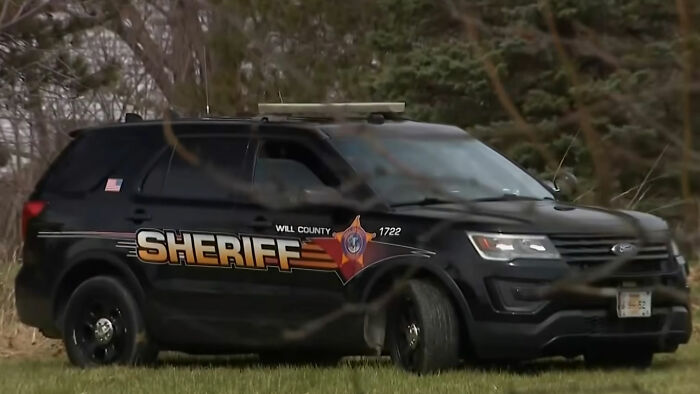 Homem "Ligado e desligado" Ex-namorada é presa por nove acusações de homicídio após supostamente matar sua família Homem "Ligado e desligado" Ex-namorada é presa por nove acusações de homicídio após supostamente matar sua família