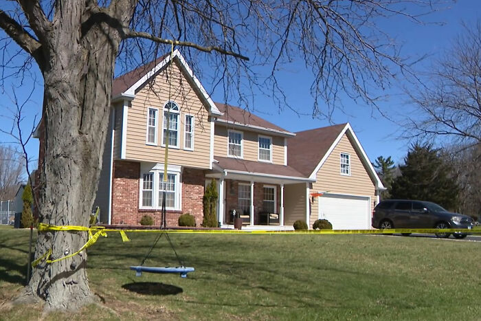 Homem "Ligado e desligado" Ex-namorada é presa por nove acusações de homicídio após supostamente matar sua família Homem "Ligado e desligado" Ex-namorada é presa por nove acusações de homicídio após supostamente matar sua família