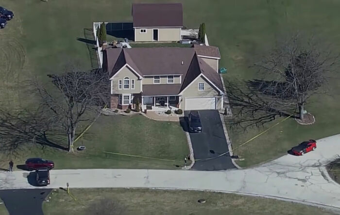 Homem "Ligado e desligado" Ex-namorada é presa por nove acusações de homicídio após supostamente matar sua família Homem "Ligado e desligado" Ex-namorada é presa por nove acusações de homicídio após supostamente matar sua família