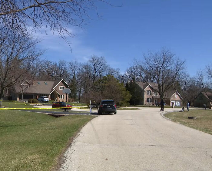 Homem "Ligado e desligado" Ex-namorada é presa por nove acusações de homicídio após supostamente matar sua família Homem "Ligado e desligado" Ex-namorada é presa por nove acusações de homicídio após supostamente matar sua família