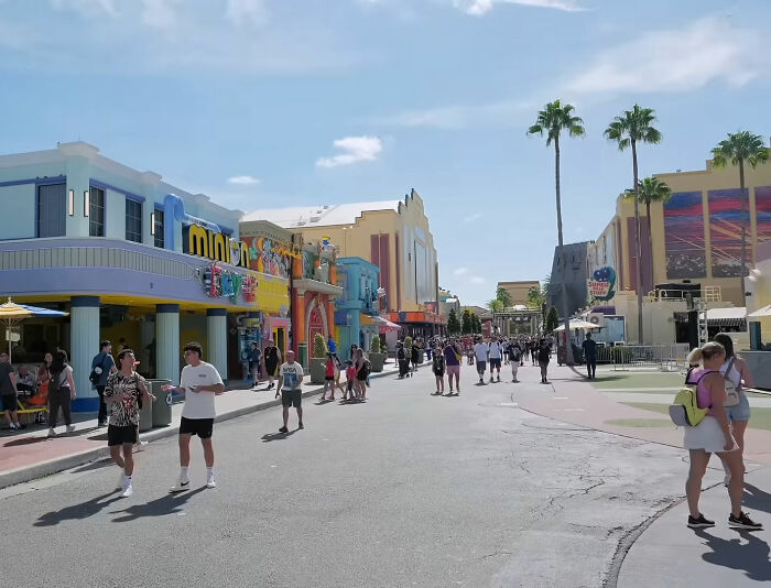 Crowds walking at Universal Studios on a sunny day, related to mom arrested incident at the theme park.