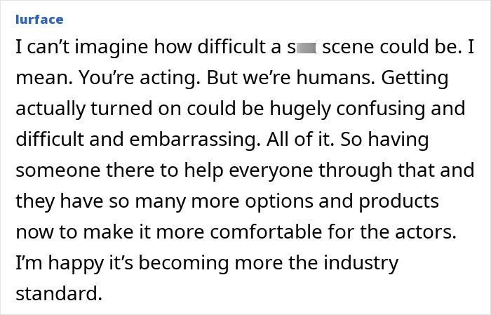 Trecho de texto discutindo os desafios de filmar cenas íntimas e a nova abordagem de Hollywood para deixar os atores mais confortáveis.