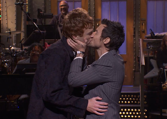 Depois de anos de acusações de queerbaiting, Harry Styles usou seu monólogo SNL para finalmente se manifestar Depois de anos de acusações de queerbaiting, Harry Styles usou seu monólogo SNL para finalmente se manifestar