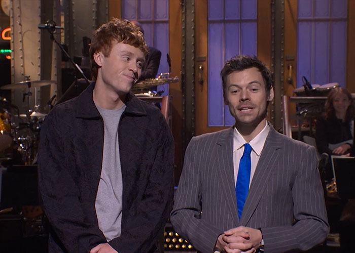 Depois de anos de acusações de queerbaiting, Harry Styles usou seu monólogo SNL para finalmente se manifestar Depois de anos de acusações de queerbaiting, Harry Styles usou seu monólogo SNL para finalmente se manifestar
