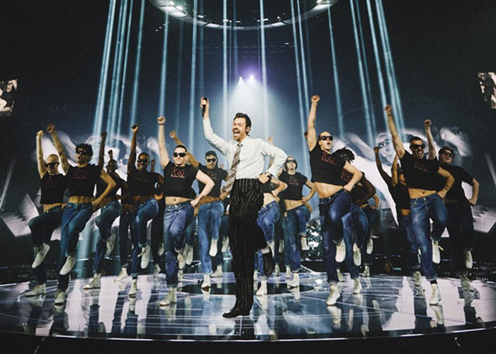 Depois de anos de acusações de queerbaiting, Harry Styles usou seu monólogo SNL para finalmente se manifestar Depois de anos de acusações de queerbaiting, Harry Styles usou seu monólogo SNL para finalmente se manifestar