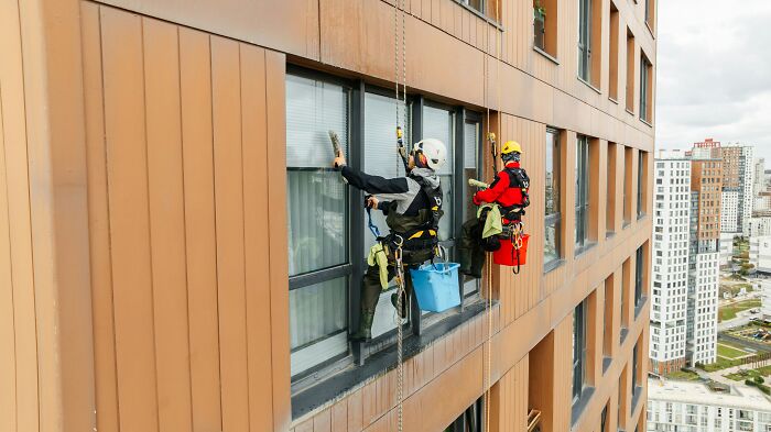 “Hilariously Awkward”: 37 Things Window Cleaners Didn’t Expect To See While On The Job