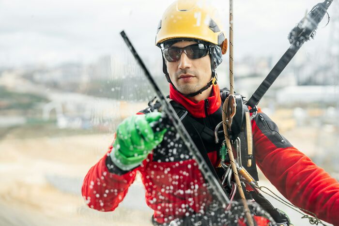 “Hilariously Awkward”: 37 Things Window Cleaners Didn’t Expect To See While On The Job