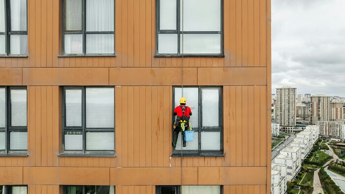 “Hilariously Awkward”: 37 Things Window Cleaners Didn’t Expect To See While On The Job
