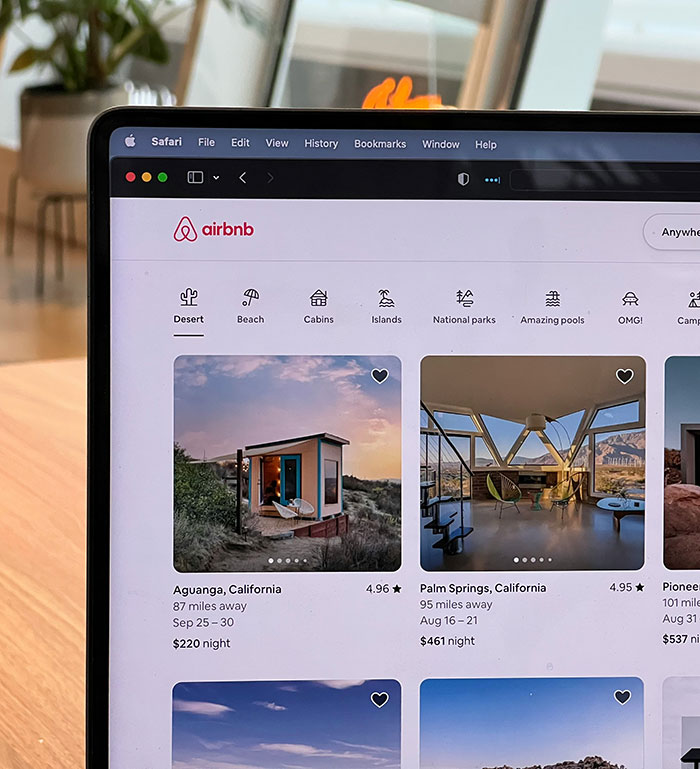Tela de laptop mostrando listagens do Airbnb para cabanas e casas no deserto, relacionadas à foto de uma mulher da Flórida no caso do Airbnb. Tela de laptop mostrando listagens do Airbnb para cabanas e casas no deserto, relacionadas à foto de uma mulher da Flórida no caso do Airbnb.