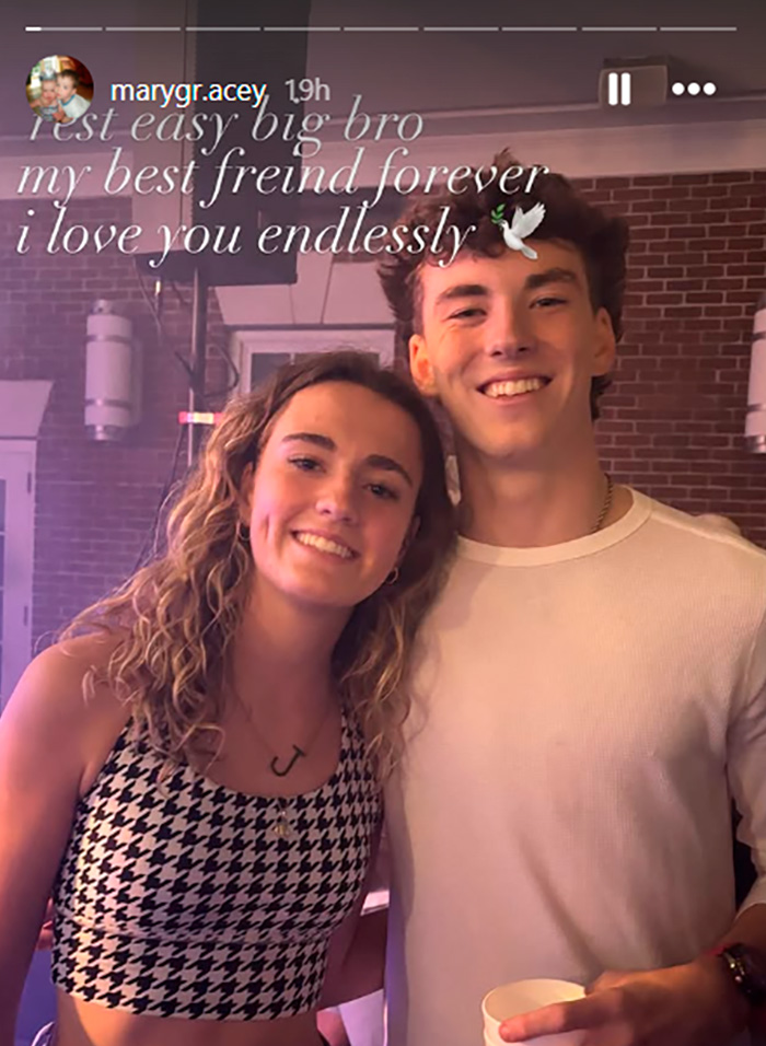 Dois jovens adultos sorridentes posando juntos, refletindo sobre a causa dolorosa da morte de um estudante do Alabama. Dois jovens adultos sorridentes posando juntos, refletindo sobre a causa dolorosa da morte de um estudante do Alabama.