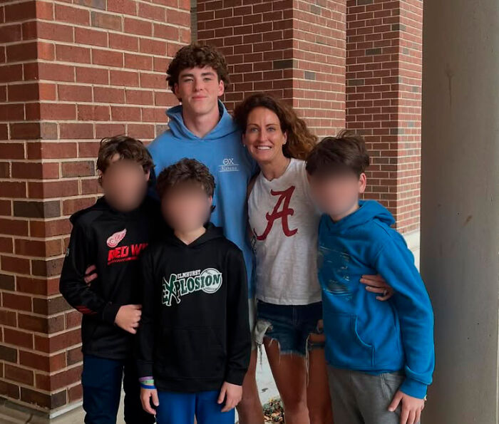 Grupo de pessoas sorridentes do lado de fora de um prédio de tijolos, relacionado à causa dolorosa da morte de um estudante do Alabama revelada. Grupo de pessoas sorridentes do lado de fora de um prédio de tijolos, relacionado à causa dolorosa da morte de um estudante do Alabama revelada.