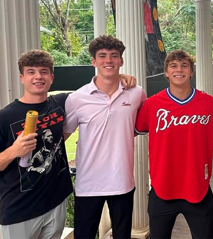 Três jovens sorrindo em uma varanda, representando a causa dolorosa da morte de um estudante do Alabama após o desaparecimento de Barcelona Três jovens sorrindo em uma varanda, representando a causa dolorosa da morte de um estudante do Alabama após o desaparecimento de Barcelona