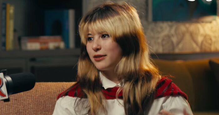 Woman Loses It After Getting Kicked Off Plane For Watching Videos Without Headphones