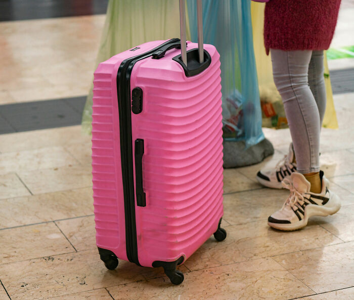 Influenciadora de 23 anos enfrenta prisão depois que policiais fazem descoberta perturbadora em sua mala