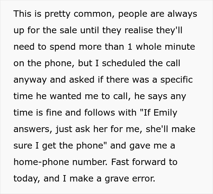 Funcionário acidentalmente revela à esposa de um cliente que tem uma amante, causando caos durante uma conversa telefônica. Funcionário acidentalmente revela à esposa de um cliente que tem uma amante, causando caos durante uma conversa telefônica.