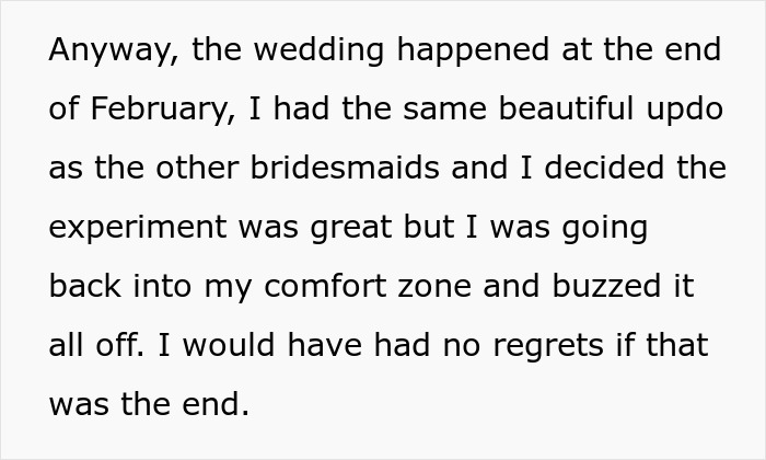 Trecho de texto explicando que uma mulher penteou o cabelo depois do casamento de uma amiga e reflete sobre sua escolha e zona de conforto.