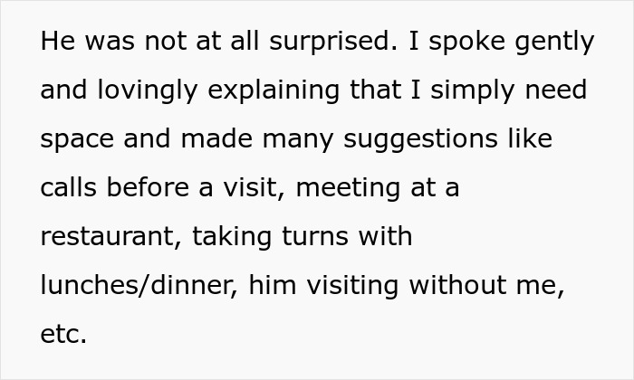 Trecho de texto discutindo uma mulher explicando a necessidade de espaço para visitas familiares e sugerindo arranjos alternativos para reuniões.