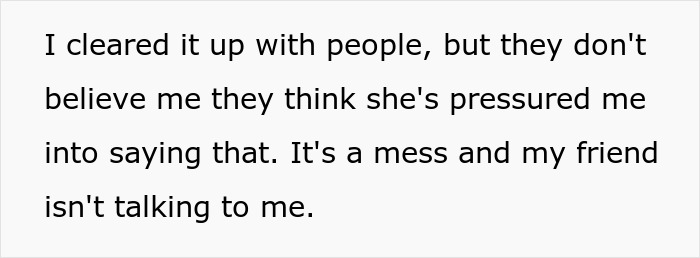 Texto sobre uma mulher penteando o cabelo depois do casamento de uma amiga e outras pessoas pensando que ela foi forçada a deixá-lo crescer.