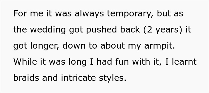 Texto sobre uma mulher penteando o cabelo após o casamento de uma amiga, descrevendo como seu cabelo ficou mais comprido ao longo de dois anos.