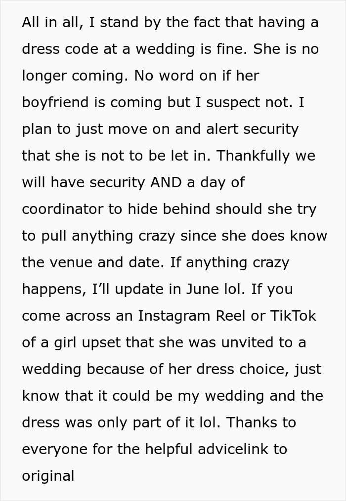 Texto sobre mulher querendo usar vestido branco no casamento e preocupações com código de vestimenta e segurança no evento.