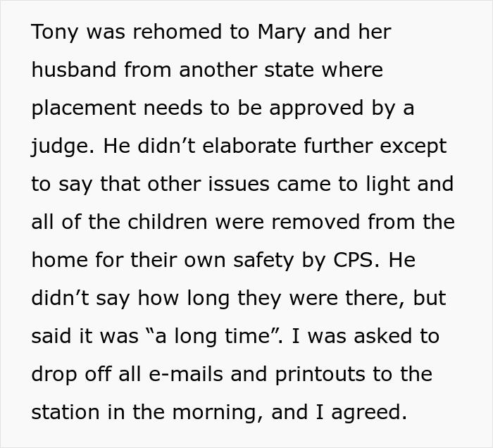 Trecho de texto discutindo o 8º filho adotivo de uma mulher se comportando mal e sendo removido por segurança pelo CPS. Trecho de texto discutindo o 8º filho adotivo de uma mulher se comportando mal e sendo removido por segurança pelo CPS.
