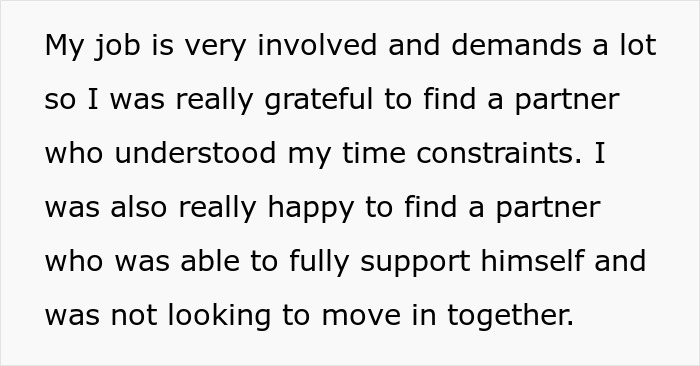 Mulher refletindo sobre seu relacionamento, grata por um parceiro solidário que respeita seu tempo e independência.