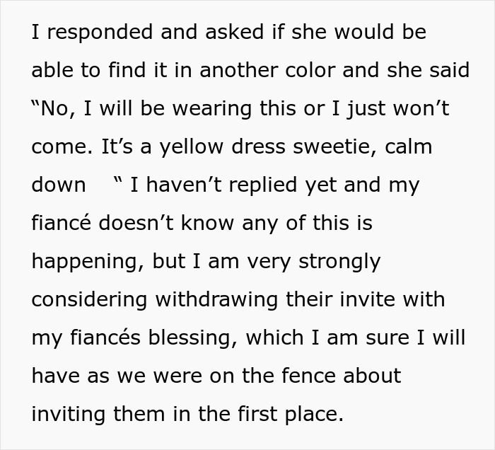 Texto falando sobre uma mulher que quer usar um vestido amarelo em um casamento e a tensão que isso causa.