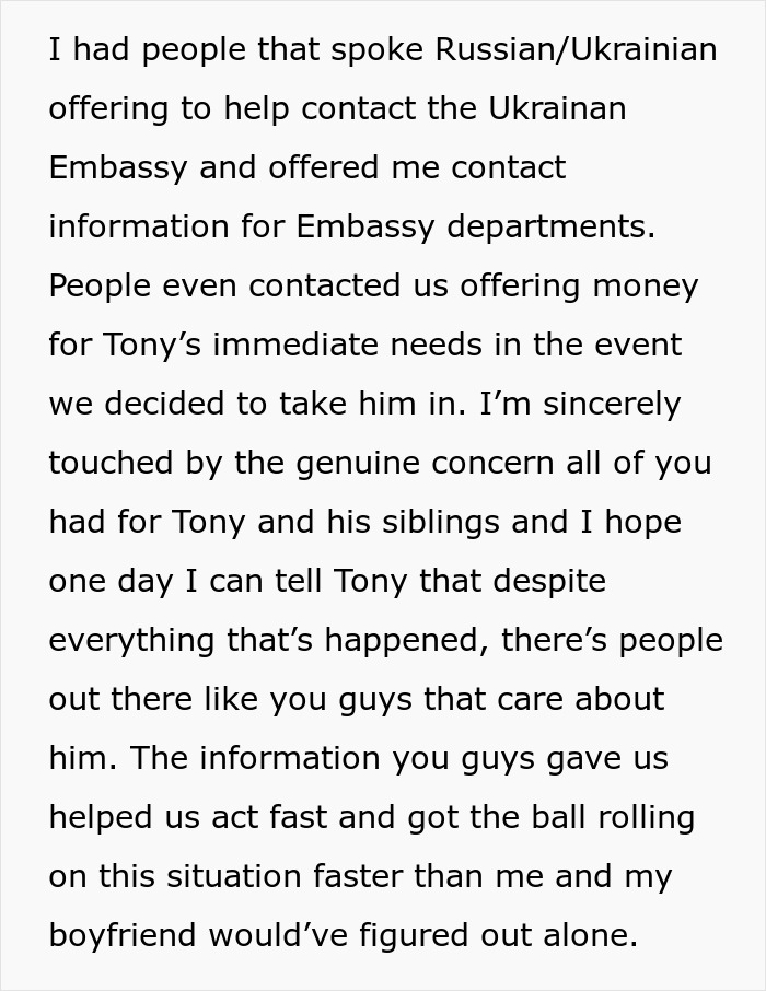 Trecho de texto mostrando uma mulher descrevendo preocupações sobre seu filho adotivo e o apoio recebido de outras pessoas online. Trecho de texto mostrando uma mulher descrevendo preocupações sobre seu filho adotivo e o apoio recebido de outras pessoas online.