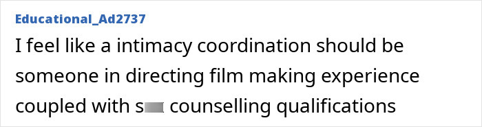 Comentário discutindo a necessidade de coordenação de intimidade na nova e estranha abordagem de Hollywood para filmar cenas íntimas.