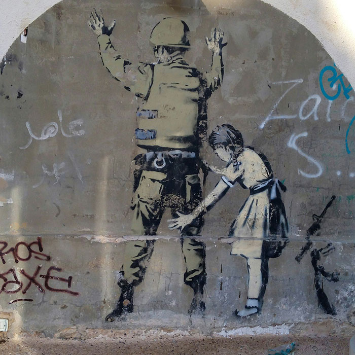 Fãs de Banksy convencidos de que sua arte cairá em valor depois que uma investigação bombástica desmascarou sua verdadeira identidade