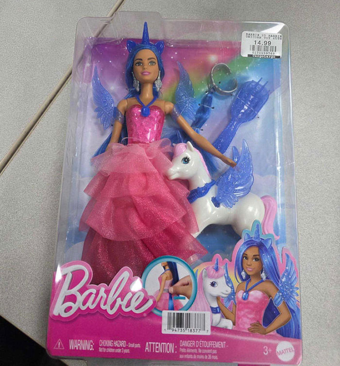 Embalagem de boneca Barbie com itens escondidos dentro à medida que mais bonecas aparecem, causando preocupação entre os pais. Embalagem de boneca Barbie com itens escondidos dentro à medida que mais bonecas aparecem, causando preocupação entre os pais.